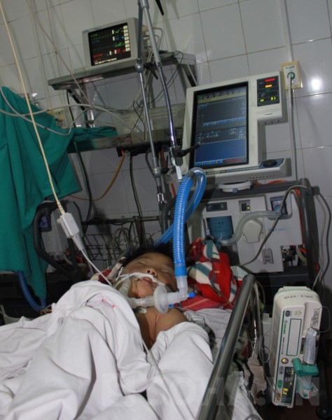 Cháu Đỗ Doãn Lộc đang nằm điều trị tại bệnh viện Việt Đức (Hà Nội) - Ảnh: Vinh Quang