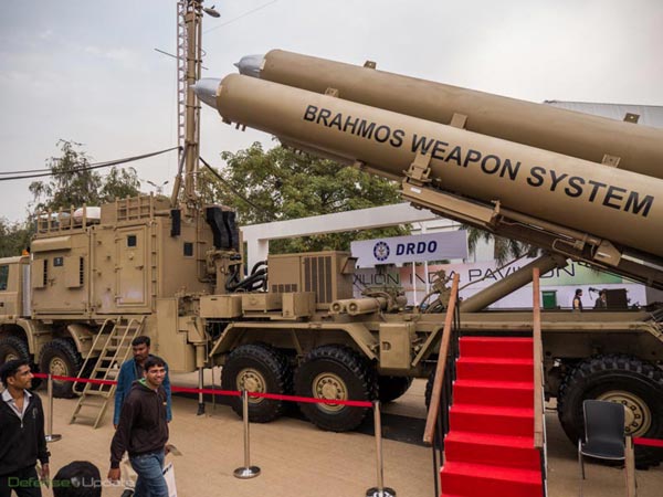 Tên lửa chống hạm siêu thanh BrahMos, sản phẩm liên doanh giữa Nga-Ấn Độ. Loại tên lửa chống hạm siêu hạng này đang được xúc tiến  xuất khẩu cho các khách hàng nước ngoài trong đó có Việt Nam.