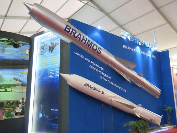 Biến thể nâng cấp BrahMos-M. Biến thể này có đường kính nhỏ hơn 190mm, chiều dài ngắn hơn 3 mét, trọng lượng phóng khoảng 1.500kg. Tầm bắn của biến thể BrahMos-M khoảng 300km, tốc độ tối đa lên đến Mach 3,5 nhanh hơn so với BrahMos nguyên bản. Biến thể mới này sẽ trang bị cho tiêm kích Su-30MKI và MiG-29K của Ấn Độ.