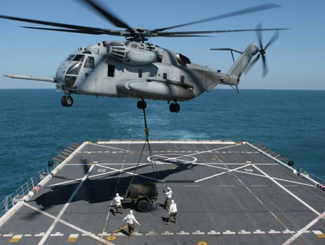 Trực thăng CH-53E được trang bị 2 bình nhiên liệu có tổng dung tích vào khoảng 2.500 lít đủ để giúp trực thăng hoạt động với phạm vi lên tới 1.000 km. Ngoài ra, trực thăng còn được trang bị thiết bị tiếp dầu trên không khi hoạt động ở phạm vi xa hơn.