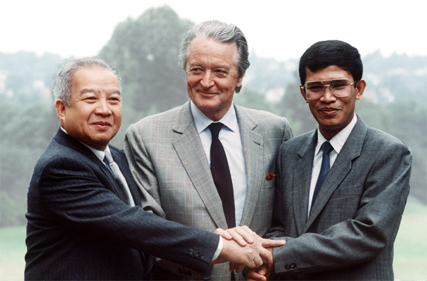  	Từ trái qua phải: Quốc vương Norodom Sihanouk, Roland Dumas và Hun Sen ở La Celle-Saint-Cloud, Pháp năm 1989