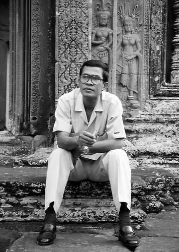  	Năm 1991, Hun Sen nhận bằng tiến sĩ sau khi bảo vệ thành công luận án dài 172 trang với tiêu đề “Các đặc điểm của chính trị học Campuchia”.