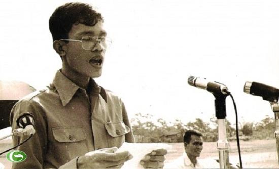  	Chàng thanh niên Hun Sen đang đọc diễn văn. Ảnh được cho là chụp vào khoảng năm 1981 - 1983