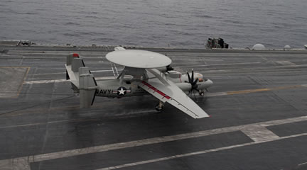 Chiếc E-2D Advanced Hawkeye đầu tiên cất cánh trên tàu sân bay USS Harry S. Truman
