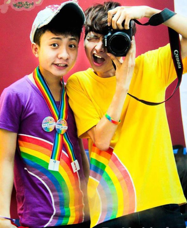 Thái Hoàng Thiên Bảo (trái) tham gia nhiều sự kiện cộng đồng LGBT.