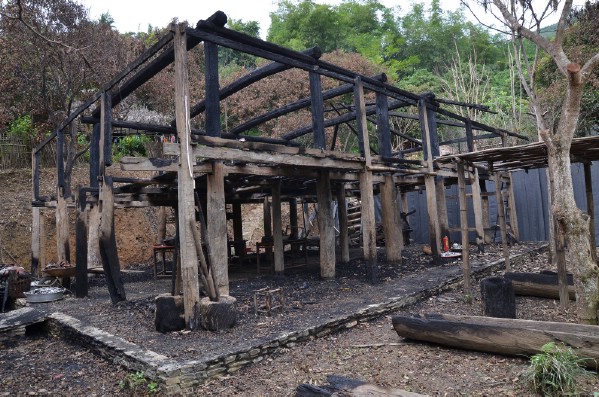 Nhà Lang Mường cổ cuối cùng tại Bảo tàng Không gian Văn hóa Mường (TP Hòa Bình) bị cháy vào cuối tháng 10/2013.