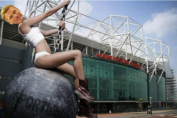 3: Moyes ngồi trên quả cầu thép, được nhái lại theo phần trình diễn của Miles Cyrus trong ca khúc Wrecking ball.