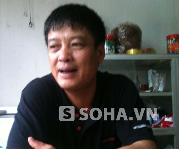 Ông Nguyễn Công Sinh - Trưởng thôn 5 trao đổi với PV.