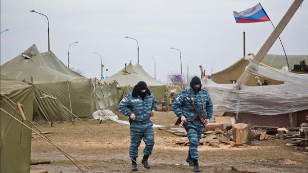 Hai bính lính lạ mang đồng phục tương đối giống với cảnh sát chống bạo động Berkut mặc ở cuộc bạo động tại Kiev. Những binh lính này được ngụy trang che mặt khá kỷ nhưng không khó để nhận thấy đây là lực lượng của Nga.