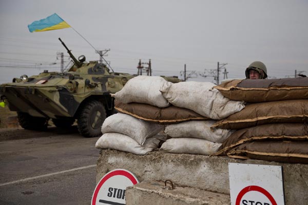 Cách khoảng 25km từ khu vực đóng quân của Nga, quân đội Ukraine cũng đã lập một trạm kiểm soát tương tự. Xe bọc thép được dấu trong các công sự, súng  máy, cối tất cả đều ở trạng thái sẳn sàng chiến đấu nhưng một số vũ khí ở đây vẫn chưa lắp hộp tiếp đạn.
