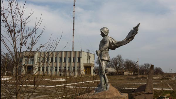 Cách đó không xa là tượng đài chiến thắng trước hội trường thành phố Chonha. Tượng đài này để tưởng niệm những chiến sĩ Hồng quân Liên Xô đã hy sinh khi Đức quốc xã tấn công vào bán đảo Crimea trong chiến tranh thế giới thứ 2. Nơi đây gió thổi rất mạnh, đôi khi bạn rất khó đứng vững.