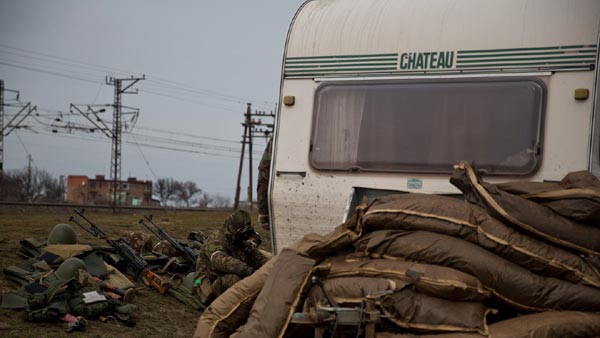 Một số binh sĩ Ukraine đang nằm cảnh giới dọc theo một trạm kiểm soát, 2 súng trung liên cùng một súng phóng lựu chống tăng đã được bố trí tại đây.