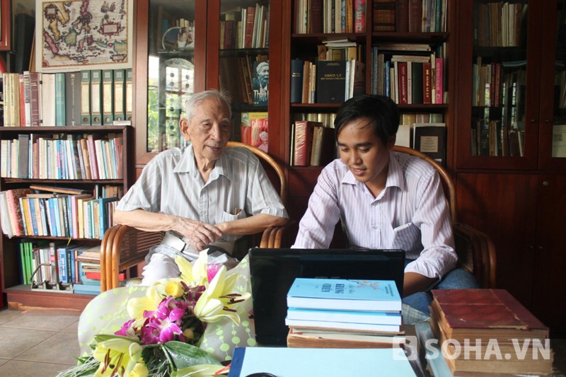 Nhà nghiên cứu Nguyễn Đình Đầu trả lời độc giả báo điện tử Trí Thức Trẻ tại TP.Hồ Chí Minh. 