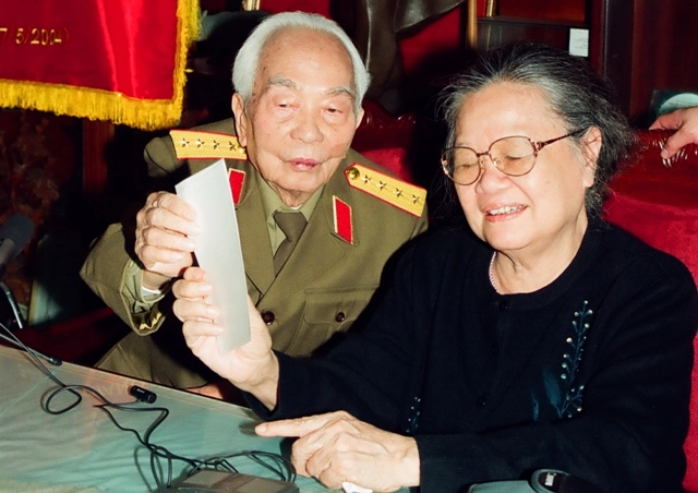Đại tướng Võ Nguyên Giáp và phu nhân Đặng Bích Hà cùng xem ảnh (Ảnh: Trần Hồng)