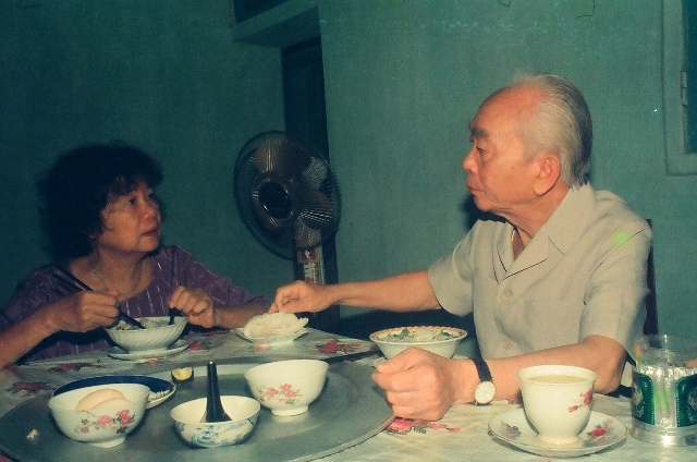 Đại tướng Võ Nguyên Giáp cùng phu nhân bên mâm cơm giản dị (Ảnh: Trần Hồng)