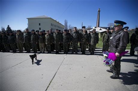 Đại tá Yuliy Mamchur cùng các binh lính, sĩ quan trong căn cứ đón cô dâu, chú rể bước tới.