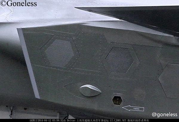Thiết bị lạ có hình lục giác được bố trí ở gần cửa hút không khí cho động cơ. Công năng sử dụng của thiết bị lạ này trở thành chủ đề bàn tán trên cộng đồng mạng Trung Quốc mấy ngày qua.