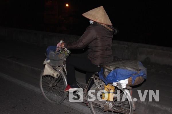 Người phụ nữ tranh thủ rao bán đồ ăn đêm vẫn lặng lẽ đạp xe trên các tuyến phố.