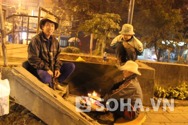 
	Những người thợ phu hồ, lao động chân tay từ các vùng quê lên thành phố kiếm sống tranh thủ đêm giao thừa chờ kiếm được người thuê kiếm vài chục nghìn.