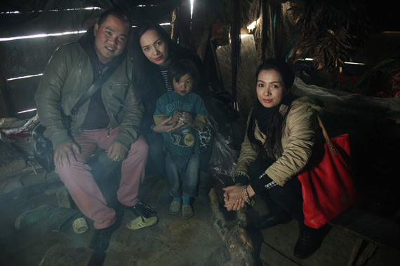 
	Nhạc sĩ Minh Khang, Thuý Hằng và Thuý Hạnh chụp ảnh cùng trẻ em Sapa.