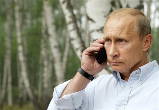 Hình ảnh hiếm hoi, được cắt ra từ một đoạn phóng sự của truyền hình Nga 1TV, cho thấy Putin dùng điện thoại di động &quot;cục gạch&quot;