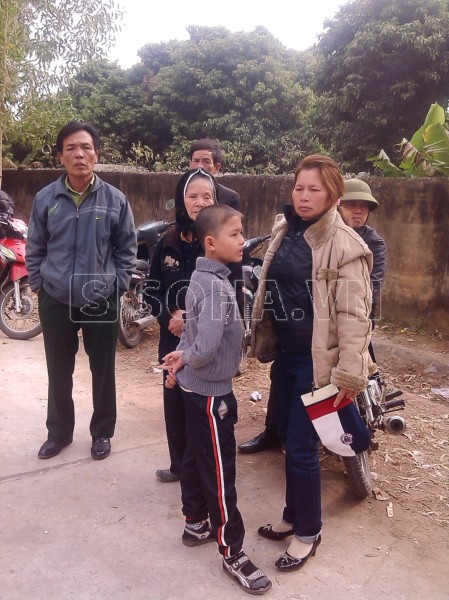 Bà Thương cùng một số thành viên trong gia đình và chi hội nuôi trồng thủy sản nước lợ huyện Tiên Lãng đứng ngoài cổng trại giam chờ vào thăm ông Vươn