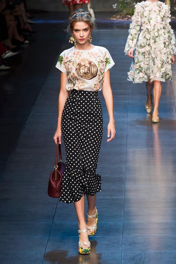 Tuy vậy, dễ thấy cả hai chiếc váy đều là hàng nhái. Chiếc váy của Dolce & Gabbana được thiết kế tinh tế hơn khá nhiều.