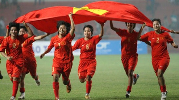 
	Các cô gái của ĐT nữ Việt Nam đã trở thành tâm điểm chú ý của NHM Việt khi  họ đang nắm trong tay cơ hội lần đầu tiên được tham dự VCK World Cup được tổ chức vào năm 2015. Bên cạnh đó, các cầu thủ nữ Việt Nam còn cho thấy tình yêu bóng đá, đức hy sinh... của mình sau trận chung kết gặp nữ Thái Lan tại SEA Games 27.  