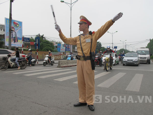 Tại nút giao thông Yên Phụ, Đội CSGT số 2 cũng bố trí lực lượng dày đặc chiến sỹ để đảm bảo an toàn giao thông cho người dân về quê nghỉ lễ được vui vẻ!