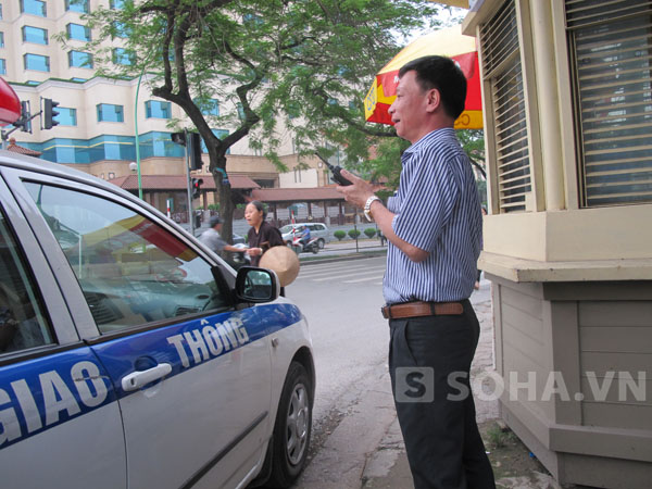 Cũng tại nút giao thông này, một lãnh đạo Đội CSGT số 2, mặc thường phục đang điều hành các chiến sỹ CSGT.