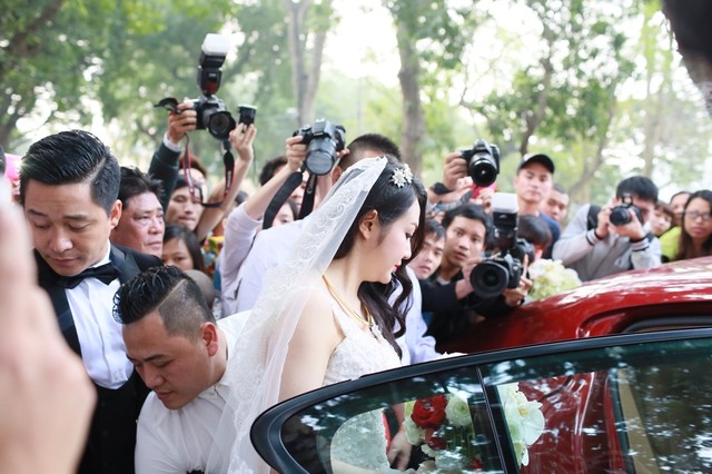 Rừng máy ảnh, máy quay phim của phóng viên tác nghiệp tại đáp cưới Tuấn Hưng, Hương Baby.