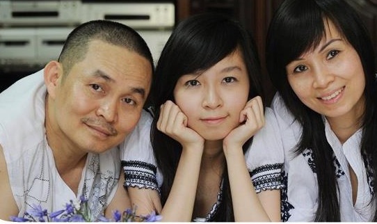 
	Bảo Linh là con gái rượu của danh hài Xuân Hinh. Hiện tại, Bảo Linh đang là du học sinh tại Mỹ.