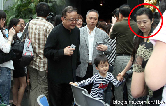 Gia đình Vương Cương cùng xuất hiện trước công chúng.