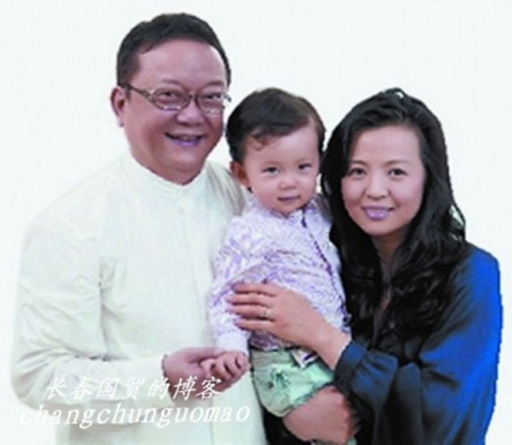 Sau hai cuộc hôn nhân đổ vỡ, hiện tại Vương Cương rất hạnh phúc bên người vợ trẻ và cậu con trai kháu khỉnh.