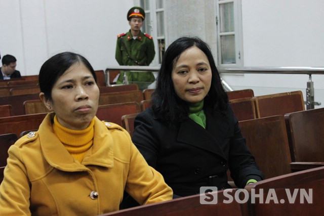 Chị Hoàng Thị Nguyệt tại phiên tòa (ảnh phải)