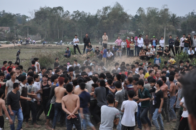 Cầu Phết kéo ra giữa ruộng