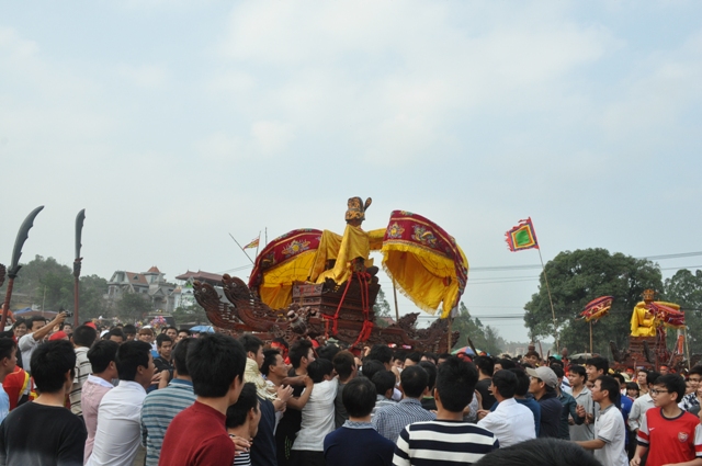 Sau nghi thức tế lễ Thành hoàng, phần hội tiếp theo diễn ra khá sôi động với những trò chơi như bóng chuyền, cờ tướng, giã bánh Dầy, đu tiên, bịt mắt bắt dê… và hấp dẫn nhất vẫn là trò đả cầu cướp phết.