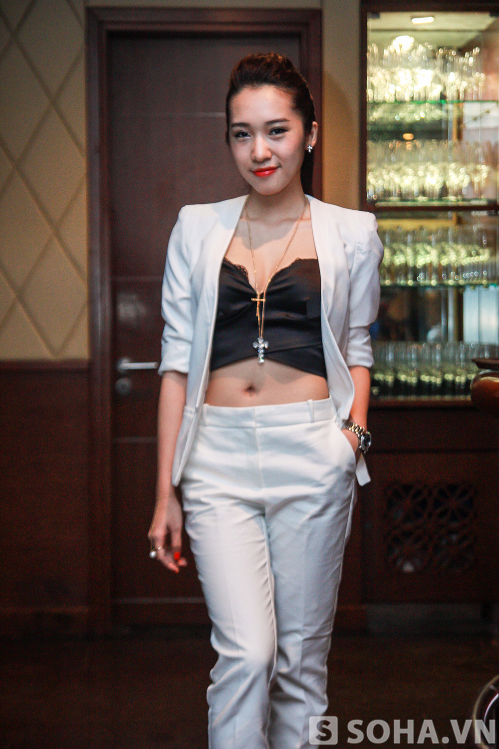 Emily sexy không kém với áo crop-top  khoe vòng 2 cực chuẩn.