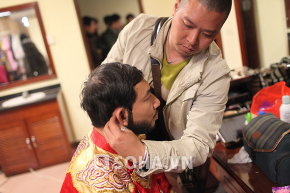 
	Diễn viên Quang Thắng đang được chuyên gia trang điểm hoá trang để vào vai Táo Kinh Tế.