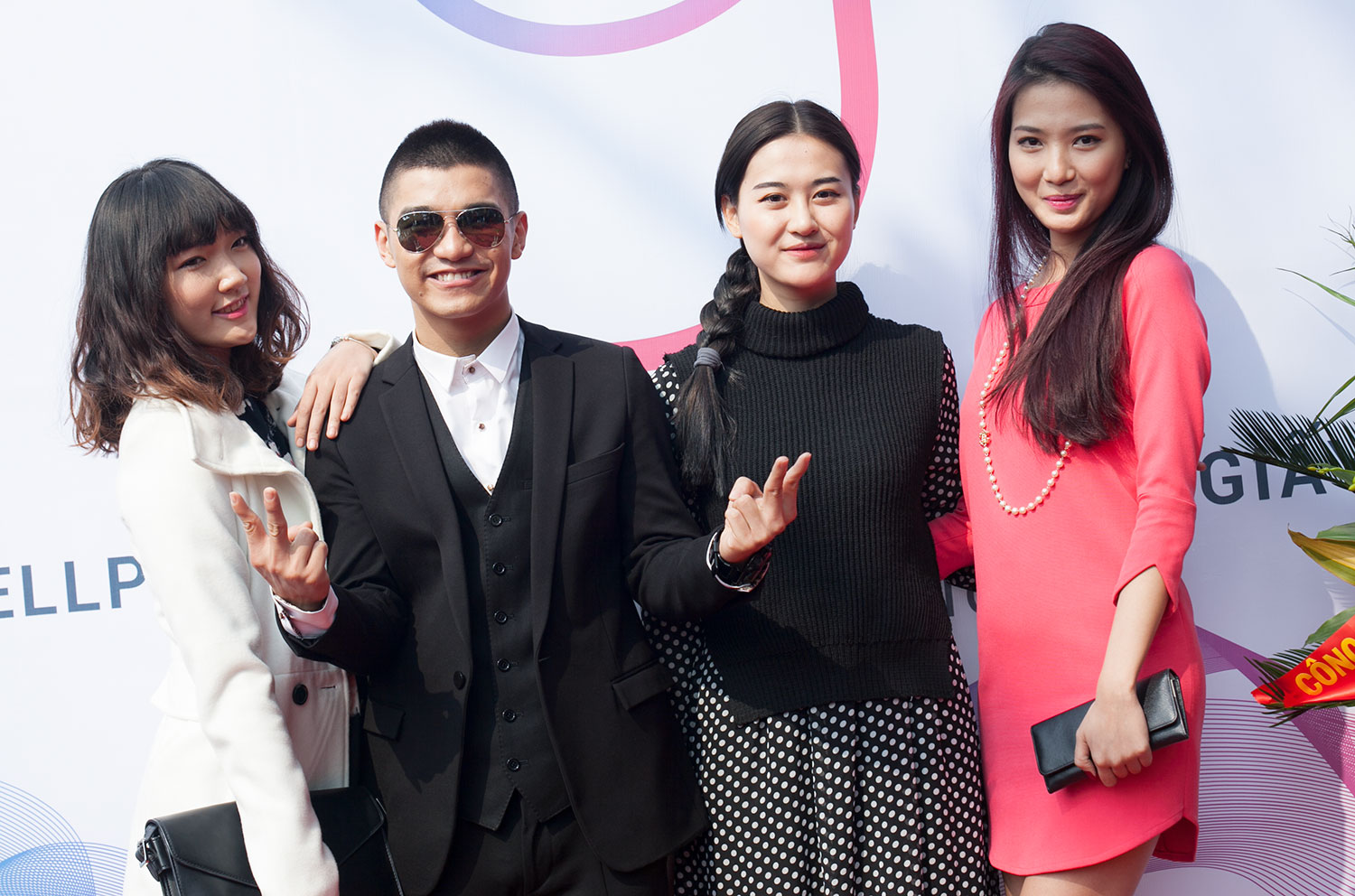 
	Ngoài ra buổi khai trương còn có sự tham dự của hot girl Linh Sugar (ngoài cùng bên trái) và hot girl Linh Sunny.