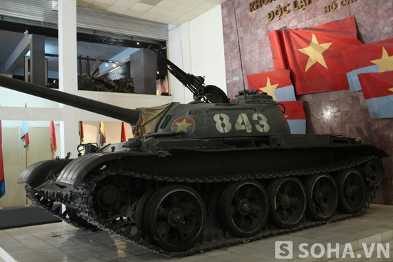 Xe tăng T54B - số hiệu 843 do Liên Xô sản xuất  và tài trợ cho Việt Nam trong kháng chiến chống Mỹ.