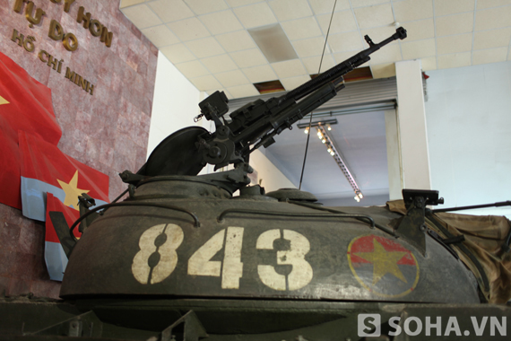 Các xe tăng - thiết giáp của Việt Nam đều được sơn ngôi sao vàng trên nền vòng tròn đỏ viền vàng.