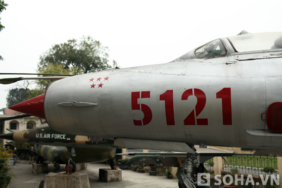 5 ngôi sao tượng trưng cho 5 chiếc máy bay địch đã bị 5121 bắn hạ.