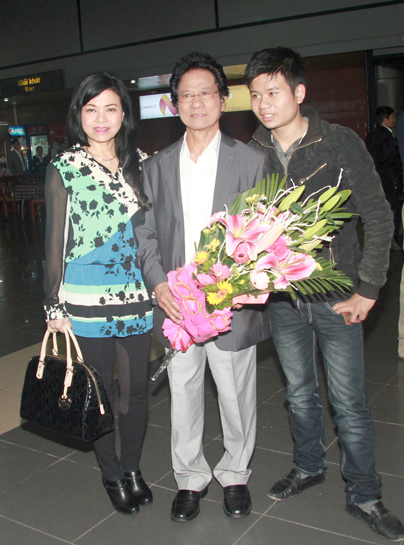 Buổi tối ngày 25/2, ca sĩ Chế Linh cùng ê-kíp của ông đã đáp cánh xuống sân bay Nội Bài để chuẩn bị cho đêm liveshow Mười năm tình cũ tại Trung Tâm hội nghị Quốc Gia vào ngày 1tháng 3 tới đây.