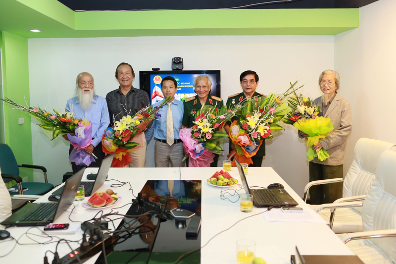 Nhà báo Bùi Ngọc Hải (thứ 3 từ trái sang) cùng các vị khách mời tại Hà Nội trong buổi Giao lưu trực tuyến.