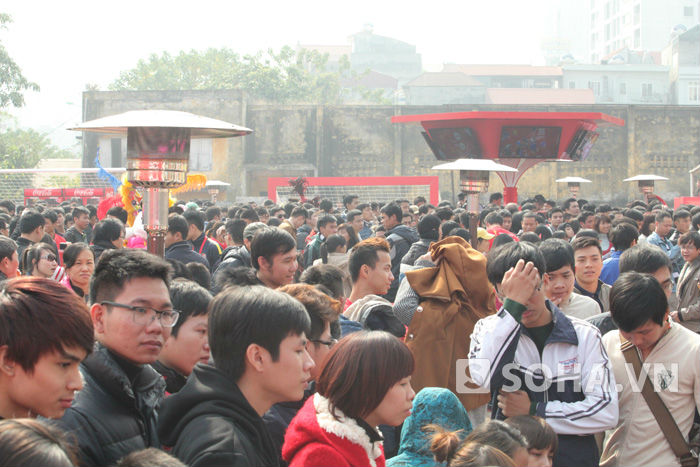  	NHM Việt Nam tập trung rất đông tại SVĐ Quần Ngựa để ngắm Cúp Vàng