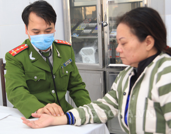 Thượng úy....là Trạm xá trưởng chia sẻ, cơ sở này mới được đưa vào hoạt động, đây là cơ sở khang trang sạch đẹp, nhưng với khoảng 4 nghìn phạm nhân trong khi đó hiện tại mới có 24 cán bộ phục vụ. Công việc của các cán bộ luôn túc trực 24/24, luôn phải đối mặt với những nguy hiểm và khó khăn... Đặc biêt đối với các phạm nhân mới vào, mỗi khi cấp cứu hoặc chữa trị cho họ, bởi vì các đối tượng này rất ngổ ngáo, ngông cuồng.