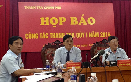 Phó tổng Thanh tra Chính phủ Ngô Văn Khánh (bên trái), người đồng chủ trì cuộc họp báo sáng 11/4 cũng là người được cho là có khối tài sản khá lớn so với thu nhập của một cán bộ.