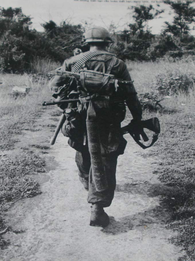 Lính Mỹ trong chiến tranh Việt Nam với chiếc dao phát rừng vắt ngang trên balô