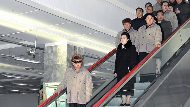  	Bà Kim Kyong Hui trong một chuyến thị sát với ông Kim Jong Il.